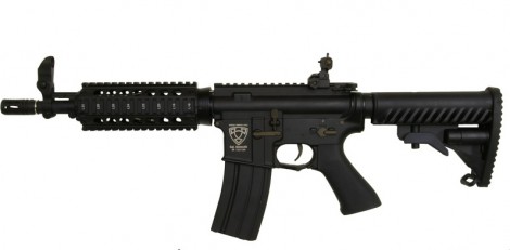 replica M4 A1 APS pe fundal alb